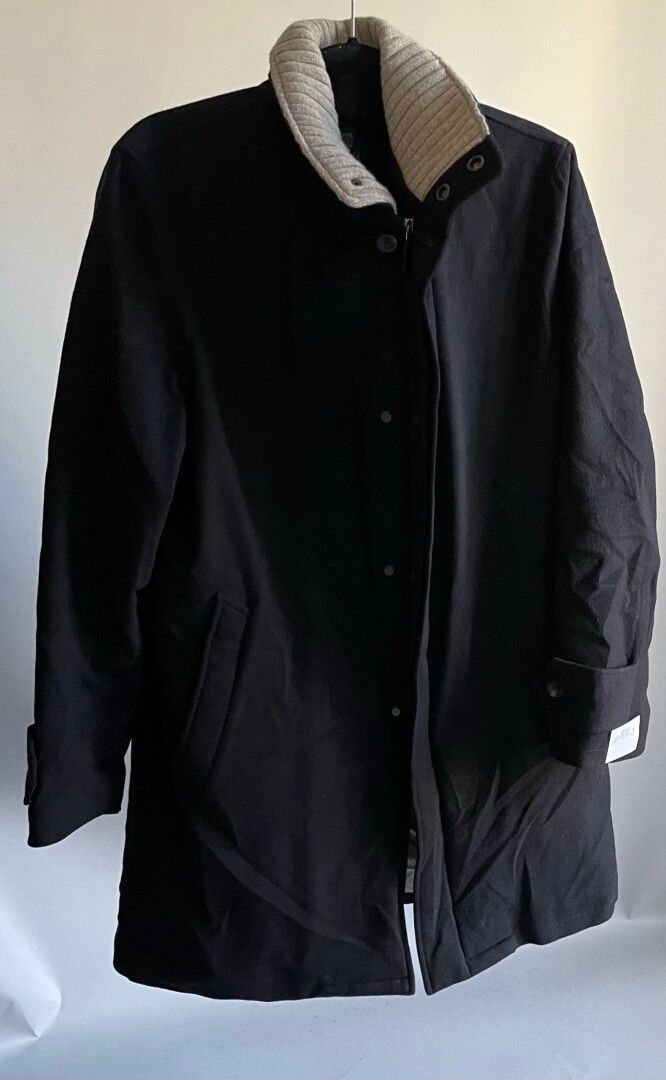 Null 
Christophe LEMAIRE, TINCATI FOR MEN




套装由两件100%羊绒大衣组成，其中一件是海军蓝的防风衣样式。 

&hellip;