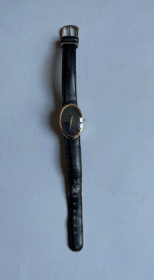 Null 名士公司

金属镀金的椭圆形手表，黑色框架，带原包装盒。