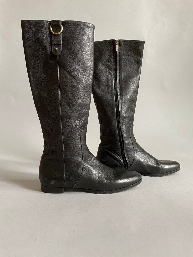 Null Jimmy CHOO

Paire de bottes plates en cuir grainé noir. 

T:38. Usures