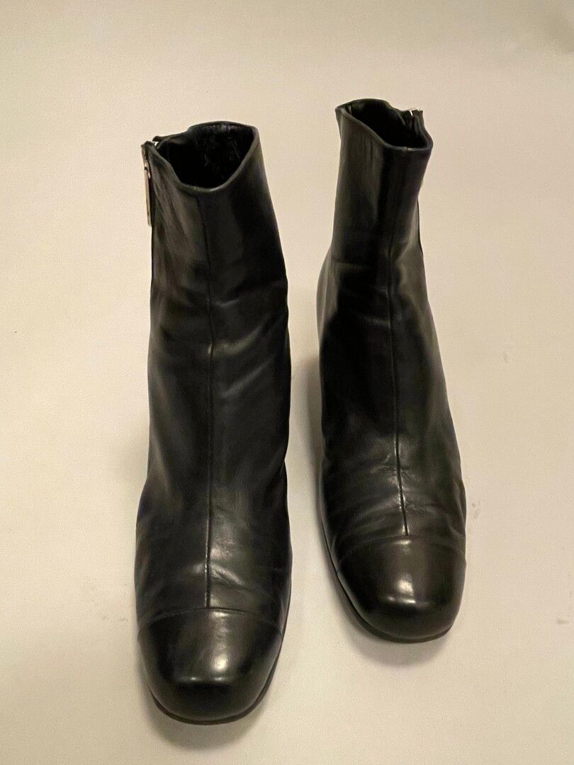 Null CHANEL

Paire de boots en cuir noir à fermeture zippée, 

Taille 39 1/2, ta&hellip;
