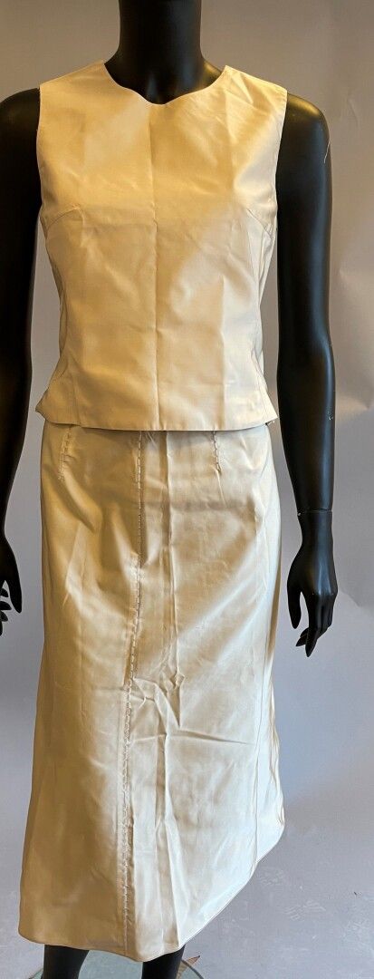 Null PRADA

米色丝绸服装，包括无袖上衣和配套的裙子。

尺寸40。