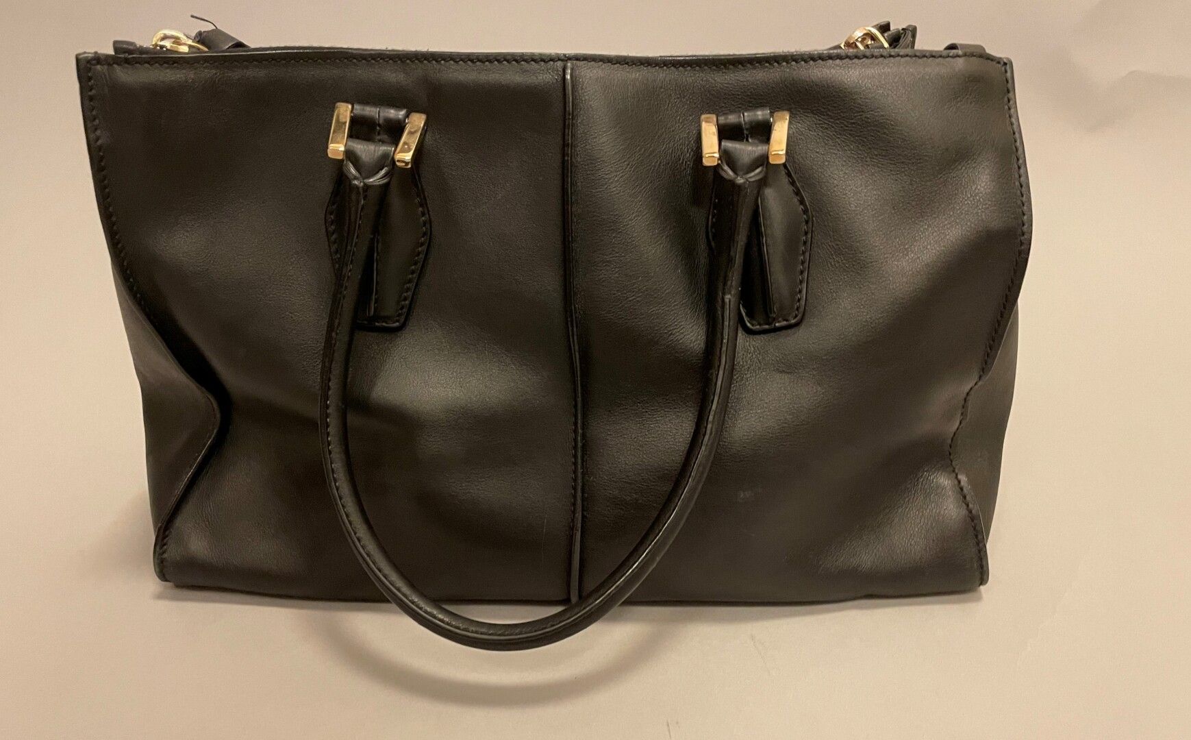 Null TOD’s 

Sac 37 cm, en cuir noir double poignée, double fermeture zippée, po&hellip;