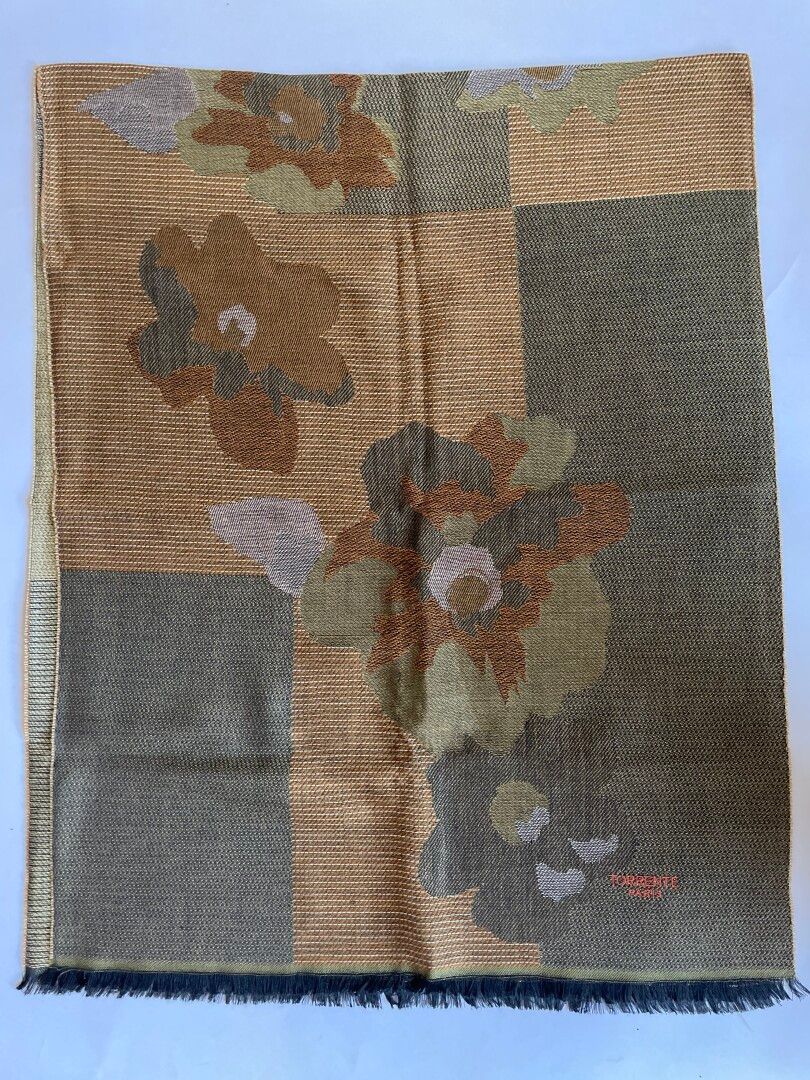 Null 巴黎TORRENTE

棕色和卡其色的羊毛披肩，上面有花纹图案

170 x 67 cm

有些线被拉断了。