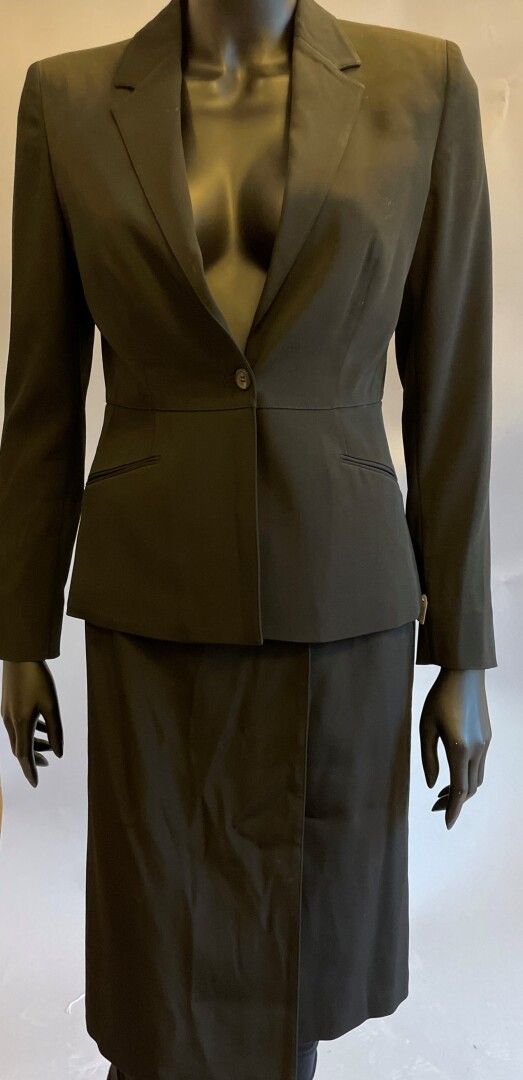 Null PRADA

黑色粘胶套装，包括一件夹克和一条裹身裙。

尺寸40左右。