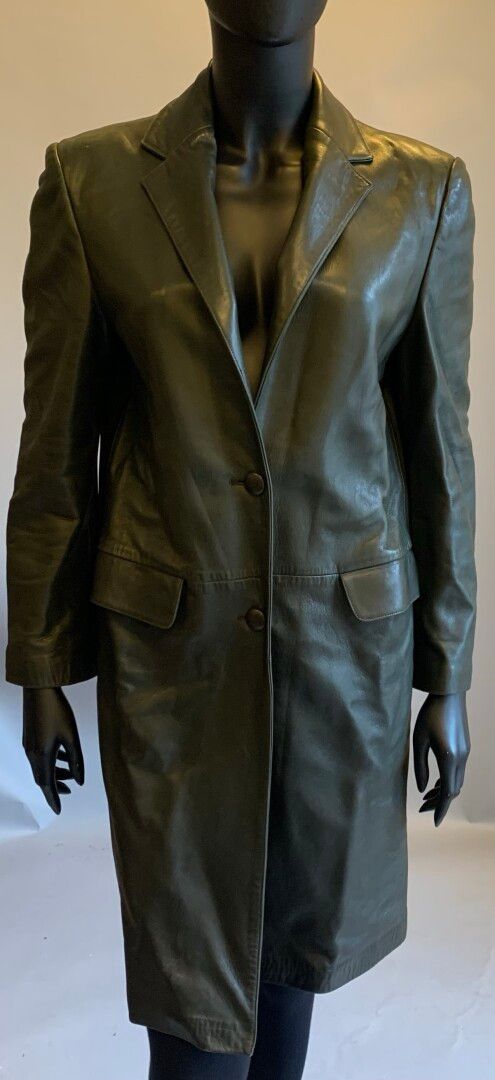 Null Agnès B

黑色皮大衣，单排扣，有口袋。

尺寸40