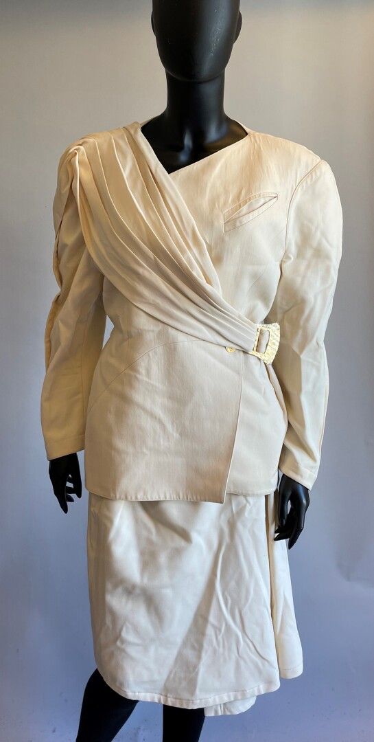 Null Thierry MUGLER

Traje de lana beige que incluye una chaqueta envolvente de &hellip;
