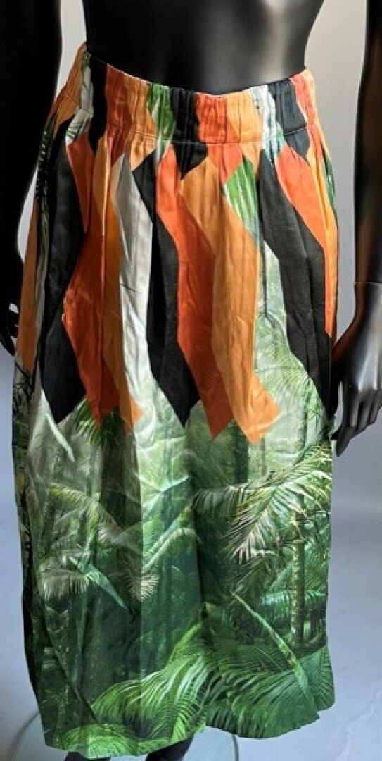 Null Dries VAN NOTEN

森林印花和几何方块的丝绸裙子。

尺寸42。