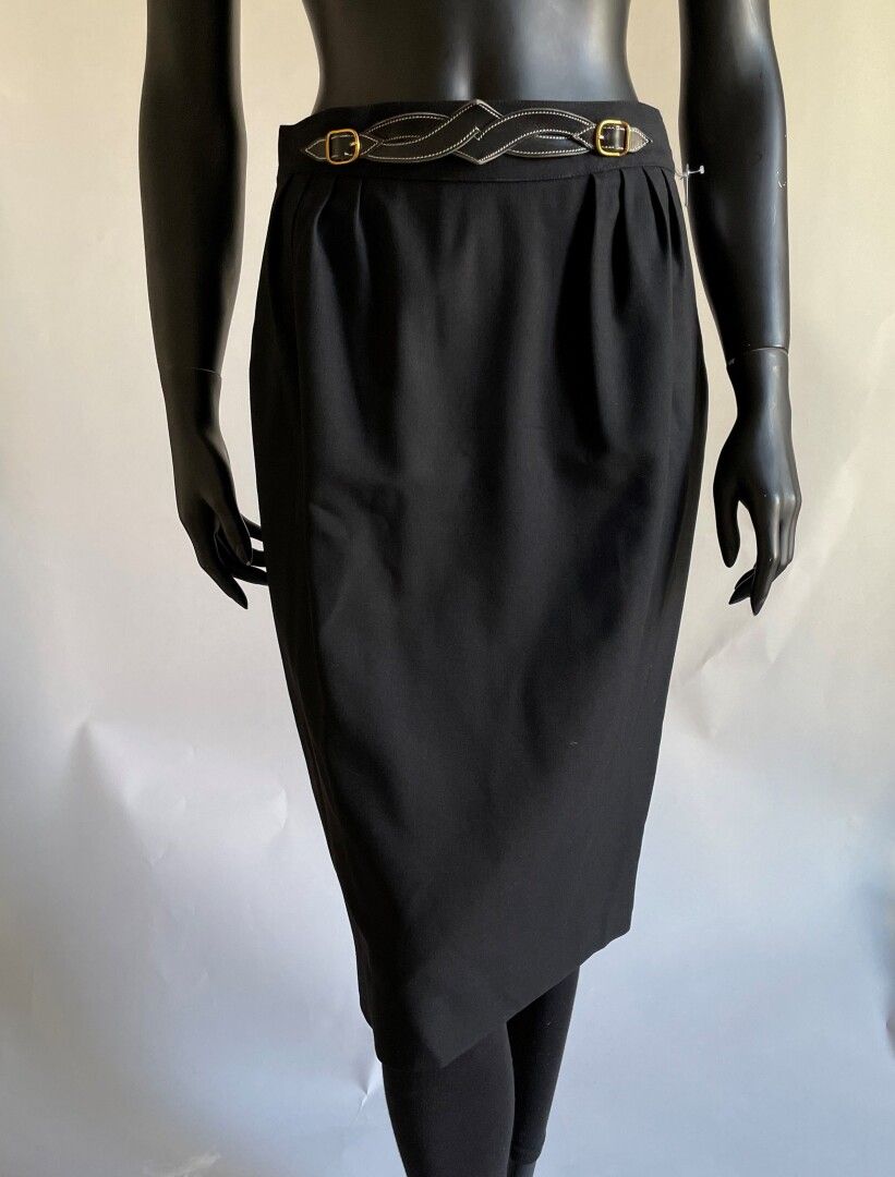Null 巴黎爱马仕

黑色羊毛铅笔裙，腰部用白色缝线的黑色皮革半身带突出。

大约42号尺寸。