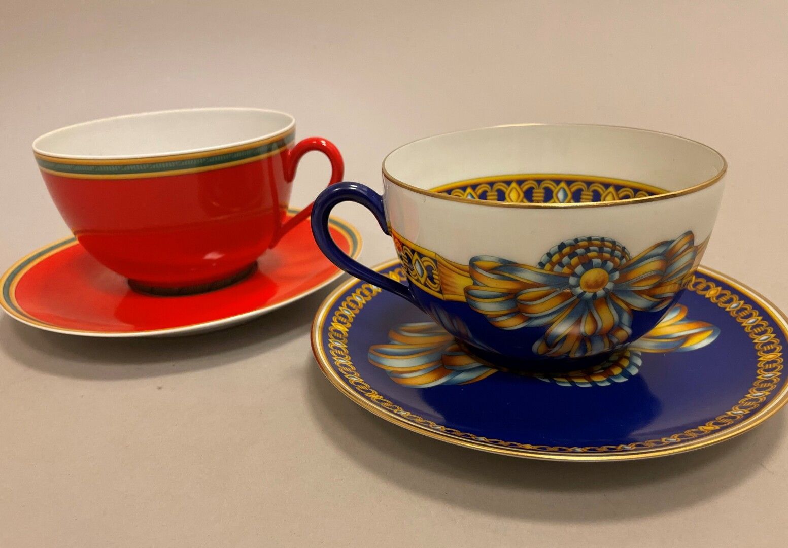 Null 巴黎爱马仕

一套两个早餐杯和茶碟，一个名为 "Cocarde du soir"，另一个名为 "Toucans"。

状况极佳。