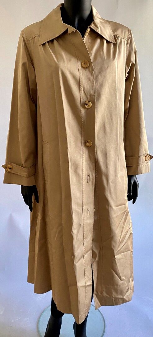 Null CELINE

Trench en soie beige, petit col, simple boutonnage, siglé, deux poc&hellip;