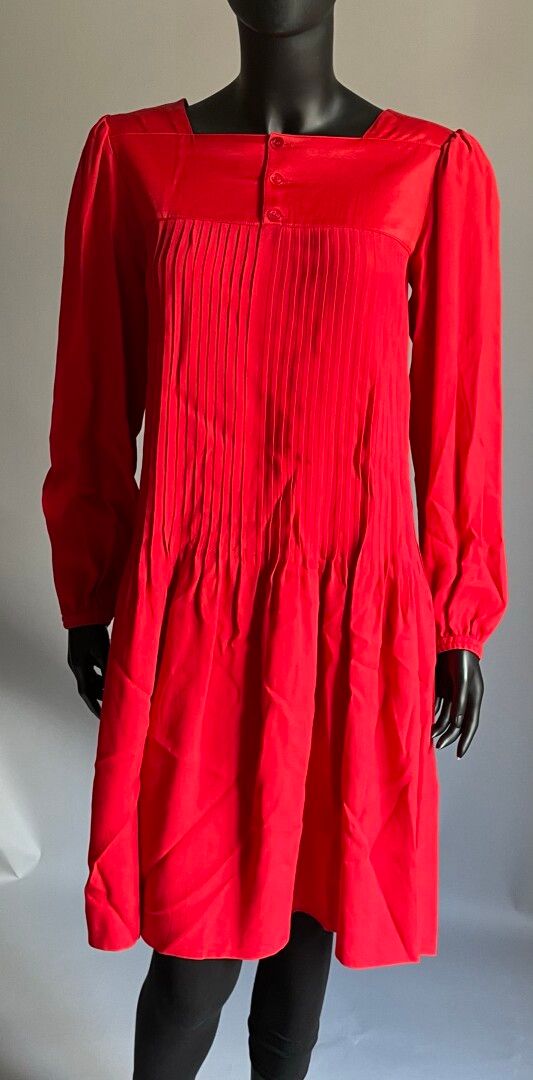 Null SAINT LAURENT Rive Gauche

红色羊毛绉绸连衣裙，方领，缎面装饰，平褶，气球袖子。

尺寸36。

染色剂。