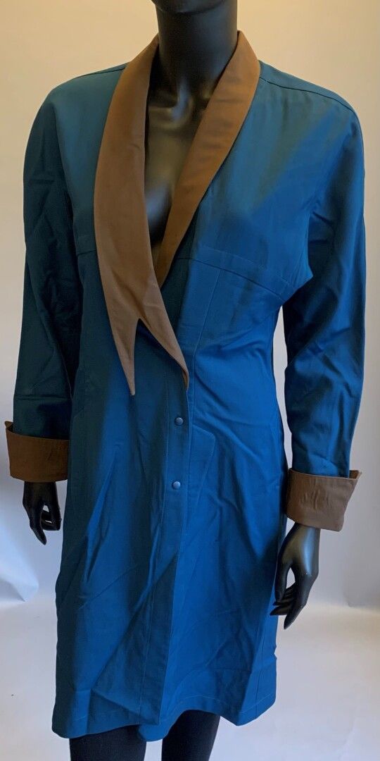 Null Thierry MUGLER

绿松石色棉质格子布连衣裙，棕色滚边，环绕式造型，压钉的缺口披肩领，长袖带火枪手把手，两个口袋。

尺寸40

污点，小&hellip;
