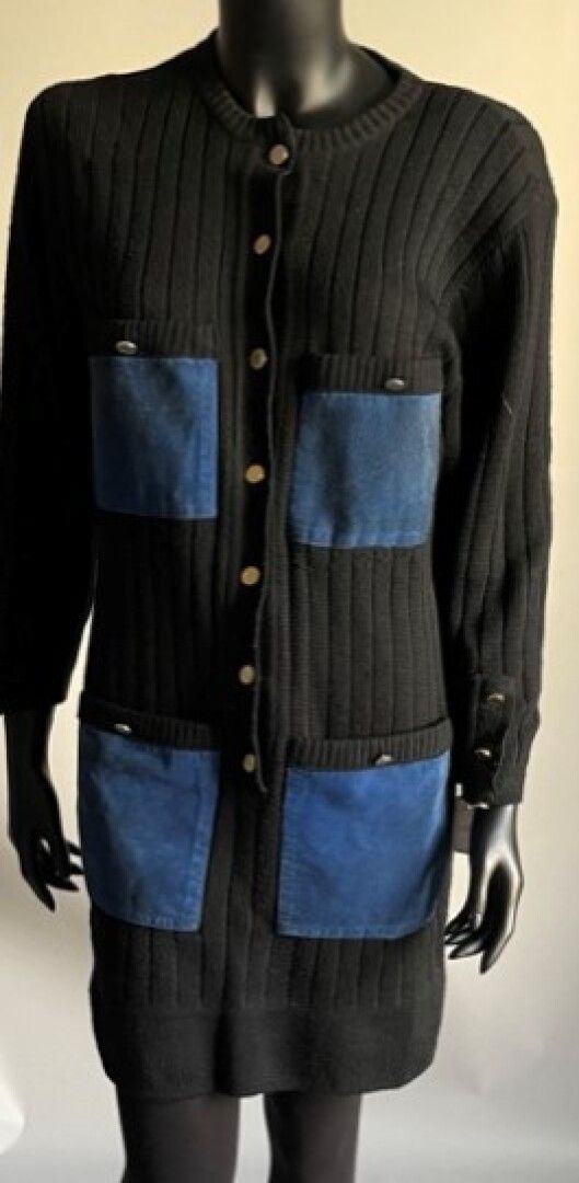 Null GIVENCHY新专卖店

黑色罗纹羊毛连衣裙的灵感来自于野生动物园的夹克，四个蓝色麂皮口袋。

尺寸42

 染色剂。