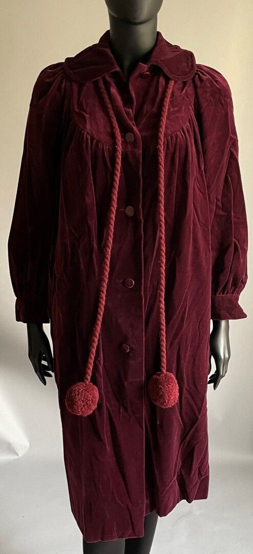 Null 克里斯蒂安-迪奥专卖店

茄子色天鹅绒内饰，小领，单排扣，抽绳封口。

尺寸40左右。

状况良好