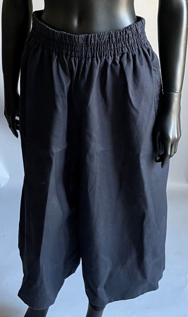 Null CELINE

Jupe culotte en coton bleu marine, taille élastique, deux poches, 
&hellip;