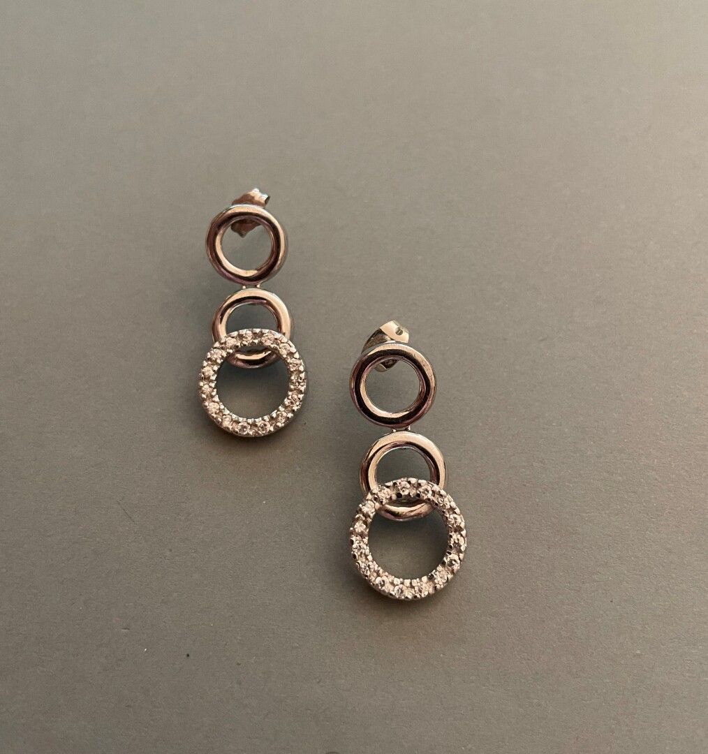 Null Ein Paar Ohrringe aus Silber, bestehend aus drei Kreisen, von denen der grö&hellip;