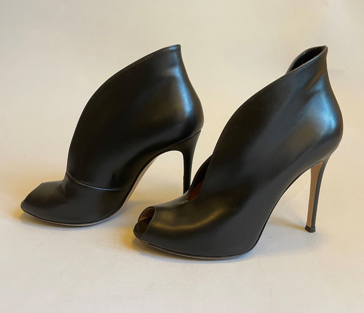 Null Gianvito ROSSI

Paire de boots Vamp en cuir noir, 

T 37,5

Très bon état.