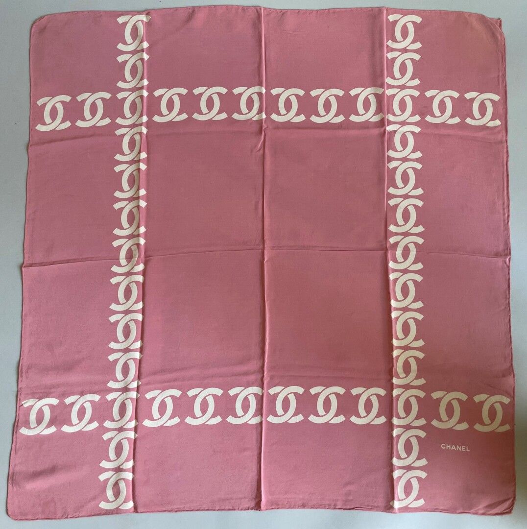 Null CHANEL

Sciarpa di seta rosa con C intrecciate

82 x 88 cm

Macchie, usura