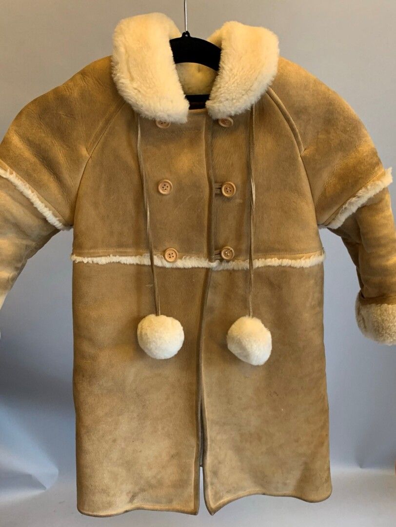 Null CHARLES CRÉATION 

Mantel für Kinder aus beigem Wollfell, 

Flecken, Größe &hellip;