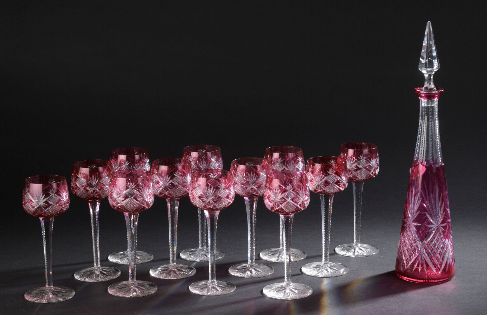 Null Service de 12 verres à vin du Rhin en cristal doublé rose à décor d'ananas,&hellip;