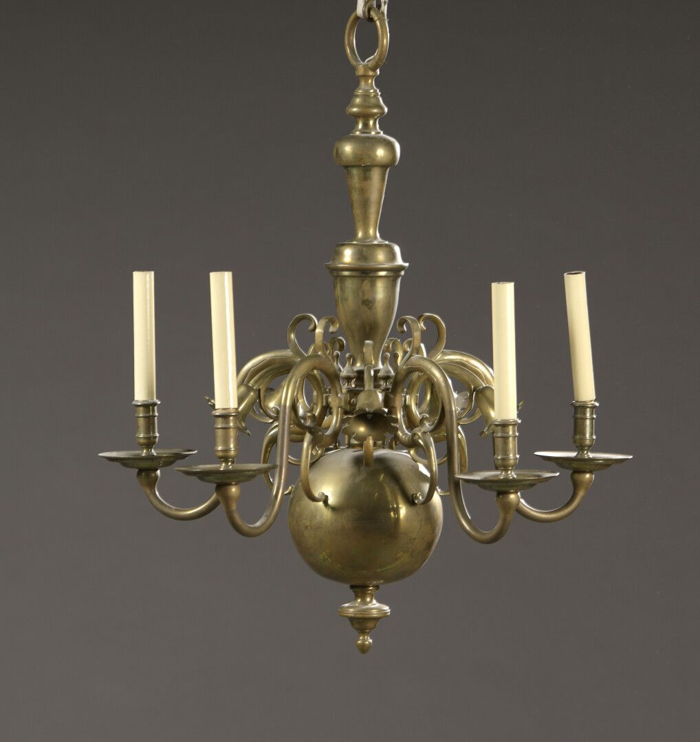 Null 一盏带有球体和栏杆的五臂黄铜吊灯。

17世纪的荷兰风格。

高：82厘米，宽：69厘米

电动安装