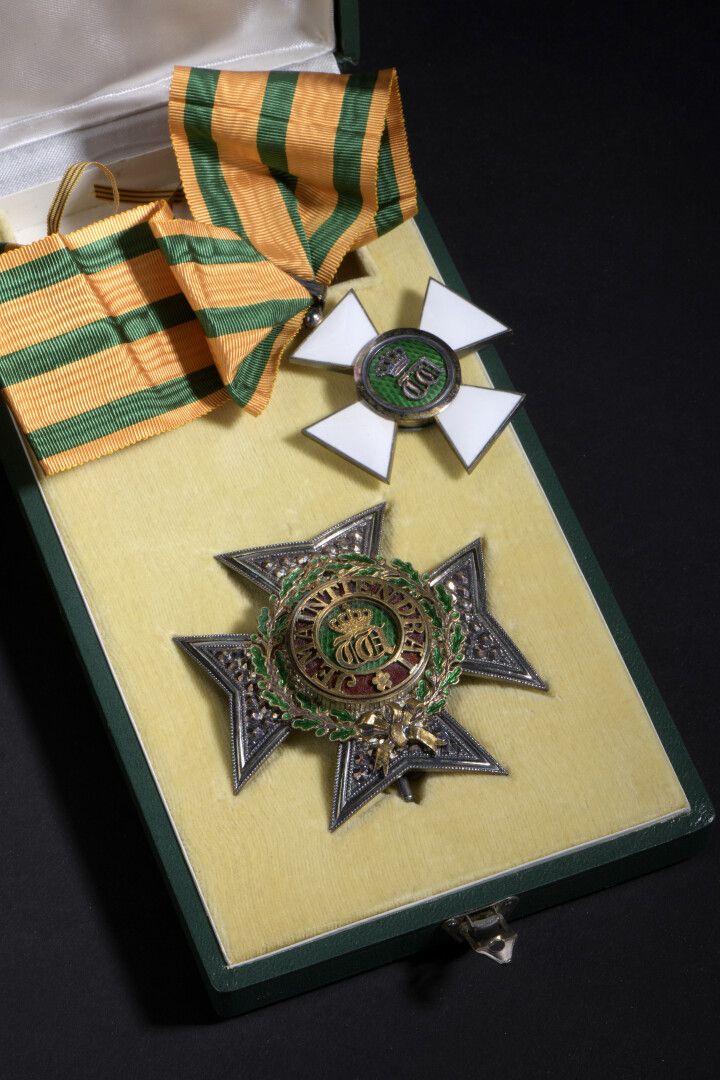 Null LUXEMBOUG - Ordre de la Couronne de Chêne.

Médaille avec sa cravatte et pl&hellip;