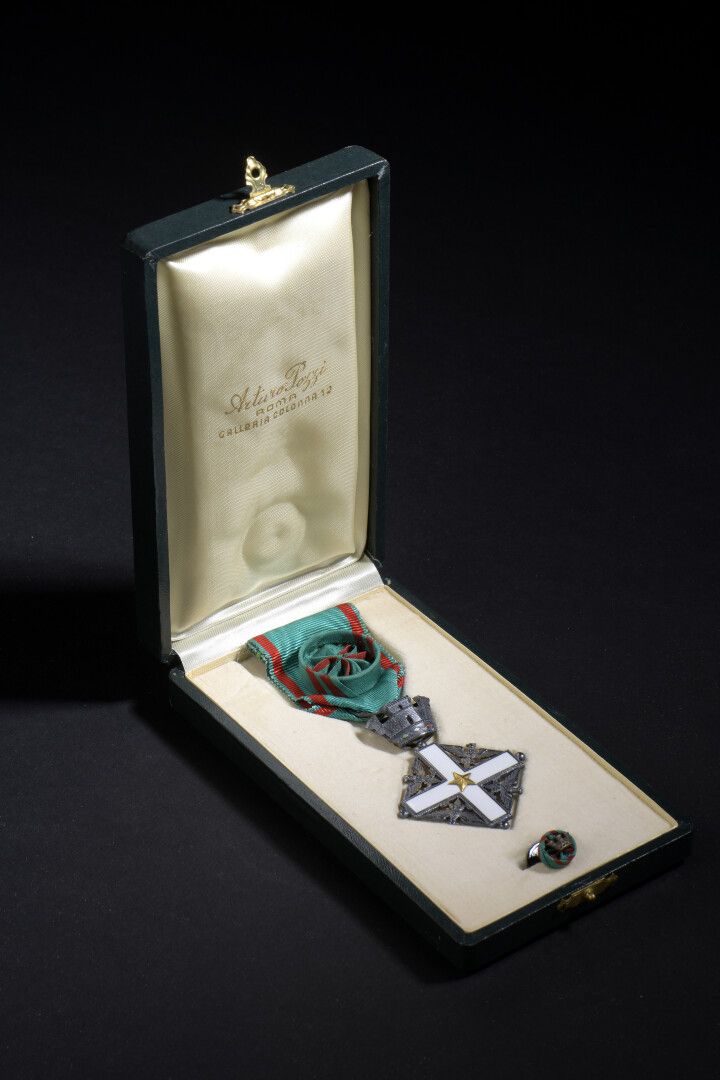 Null ITALIE - Ordre du mérite de la République, croix de Chevalier en argent éma&hellip;