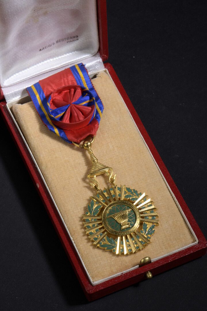 Null CAMBODGE - Ordre royal du Sahametrei, médaille d'officier en bronze doré ém&hellip;