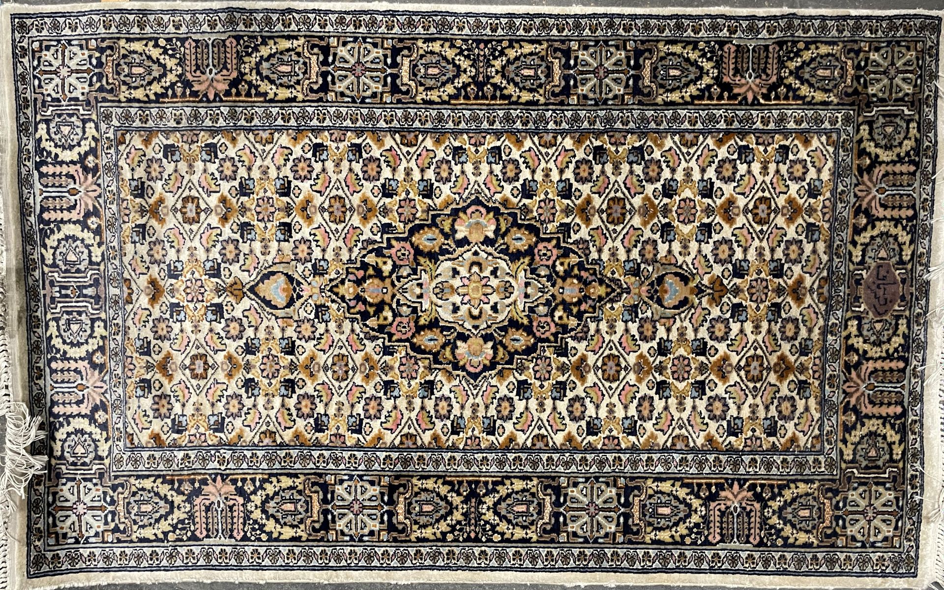 Null 
伊朗的羊毛地毯，米色背景，中央有奖章装饰。

145 x 91 cm

红底几何图形装饰的羊毛地毯

273 x 205厘米

污渍、磨损和撕裂