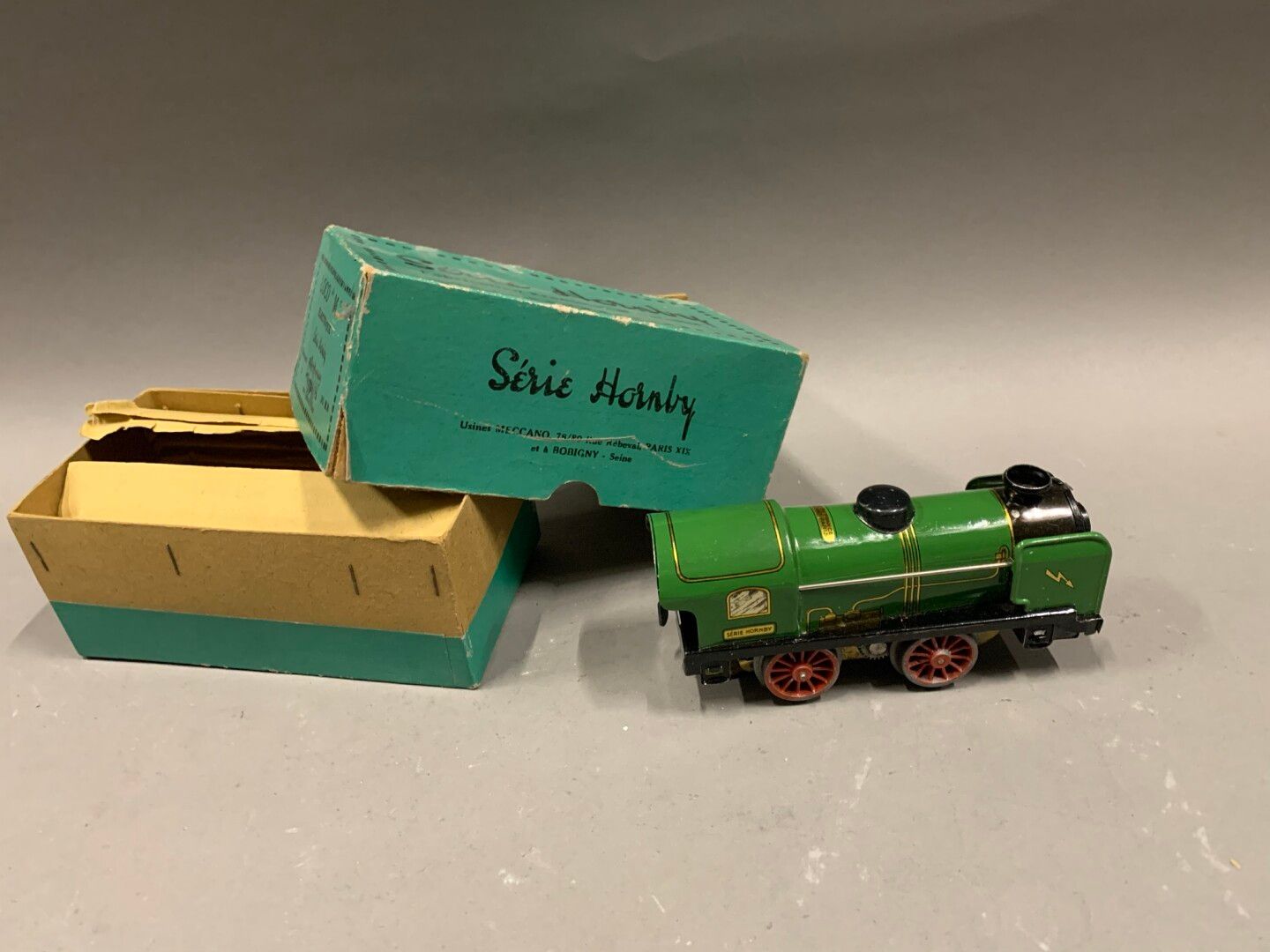 Null M "机车，0轨距。

Hornby系列的机械师，原箱（状况尚可）。

来自Hornby Railways的法国授权。

还包括。

Pluton A&hellip;