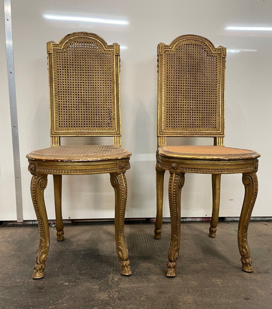 Null Two gilded wood chairs carved with leaves, cane seats and back, console leg&hellip;