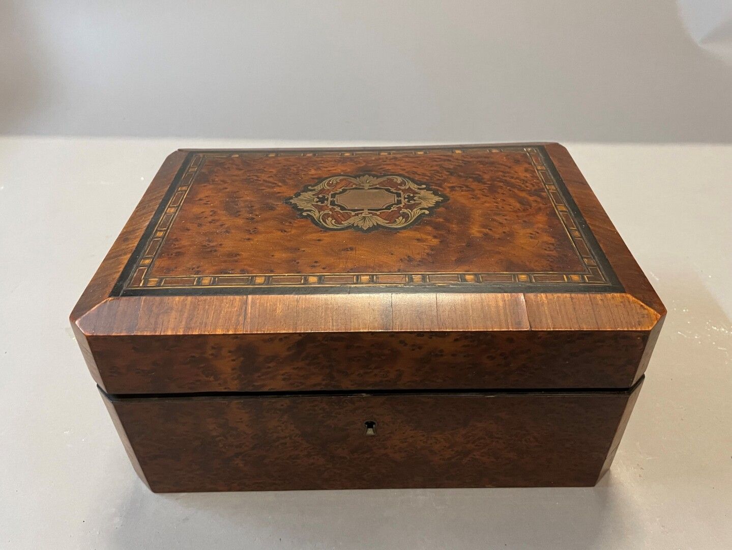 Null Burr veneer and marquetry case containing two pots and two bottles with sil&hellip;