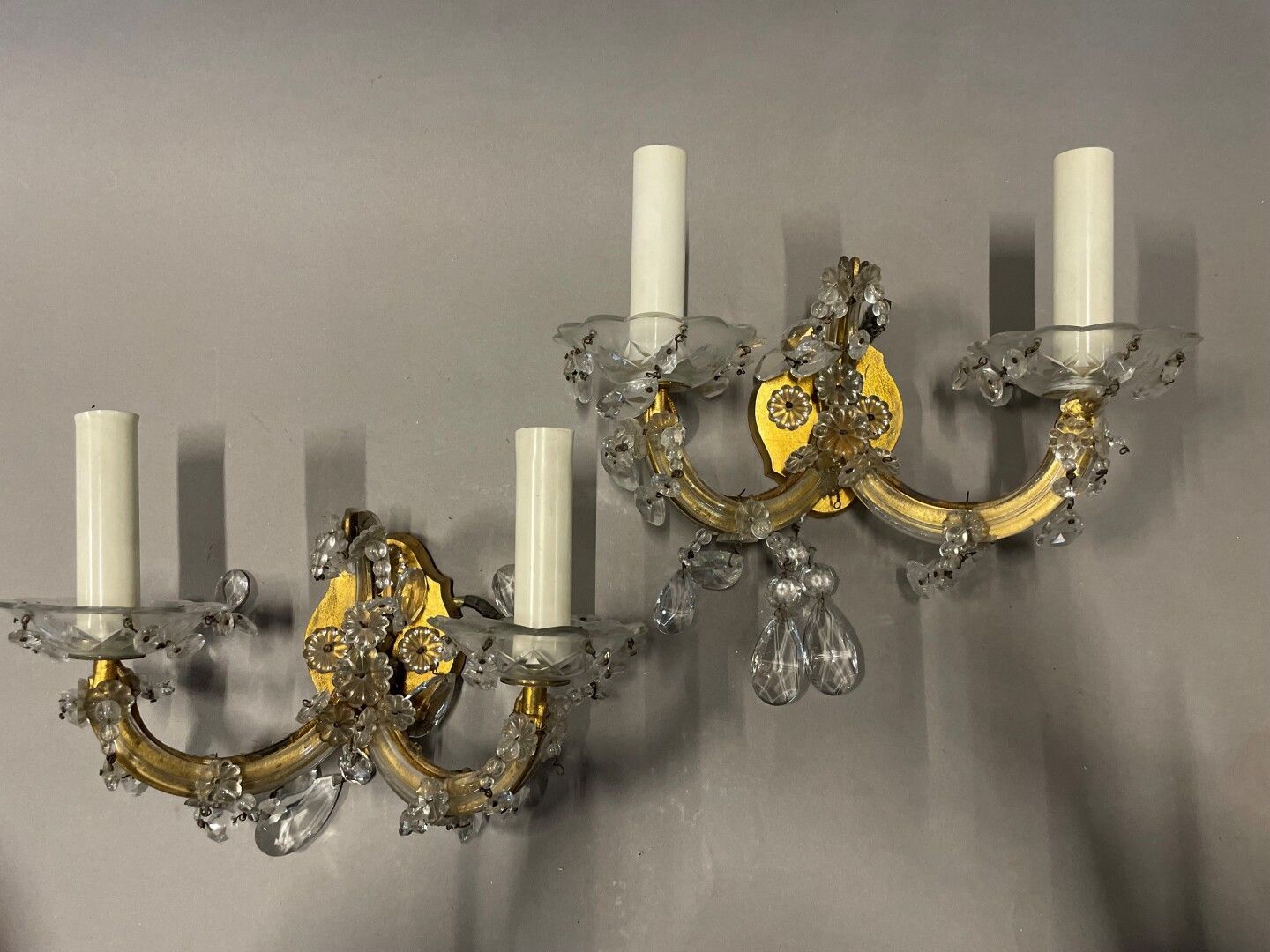 Null Pair of glass sconces with two lights and pendants. 

H : 20 cm

Missing