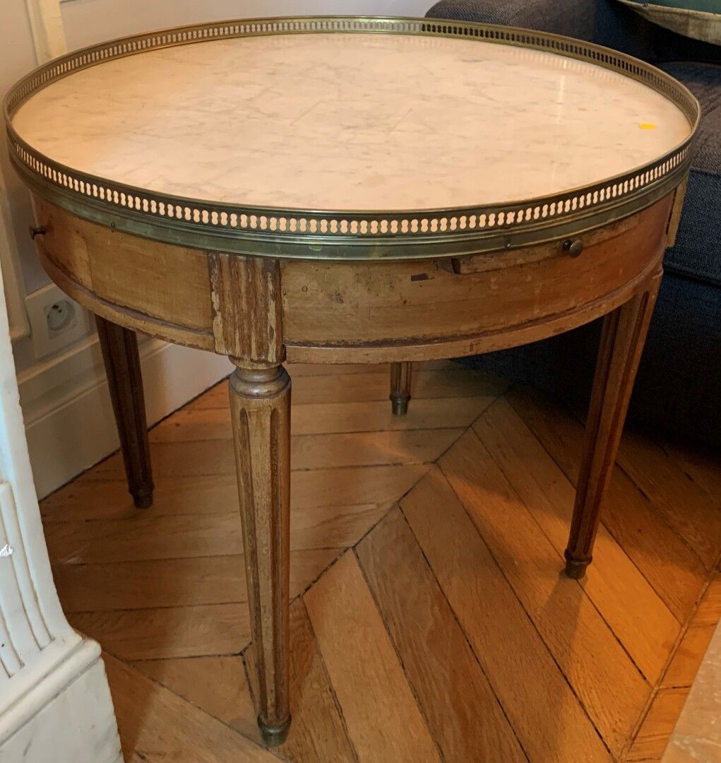 Null 
Table bouillotte à tiroirs et tirette, dessus de marbre à galerie de cuivr&hellip;