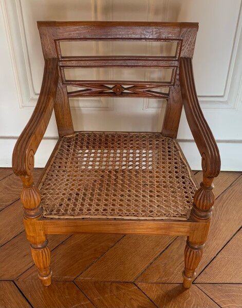 Null Chaise d'enfant en bois naturel mouluré, l'assise paillée.

H. 36 cm.