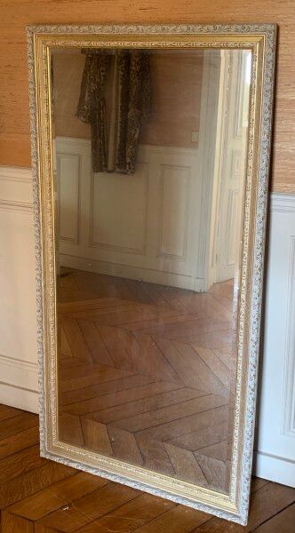 Null Abgeschrägter Spiegel aus vergoldetem Stuck.

160 x 82 cm.