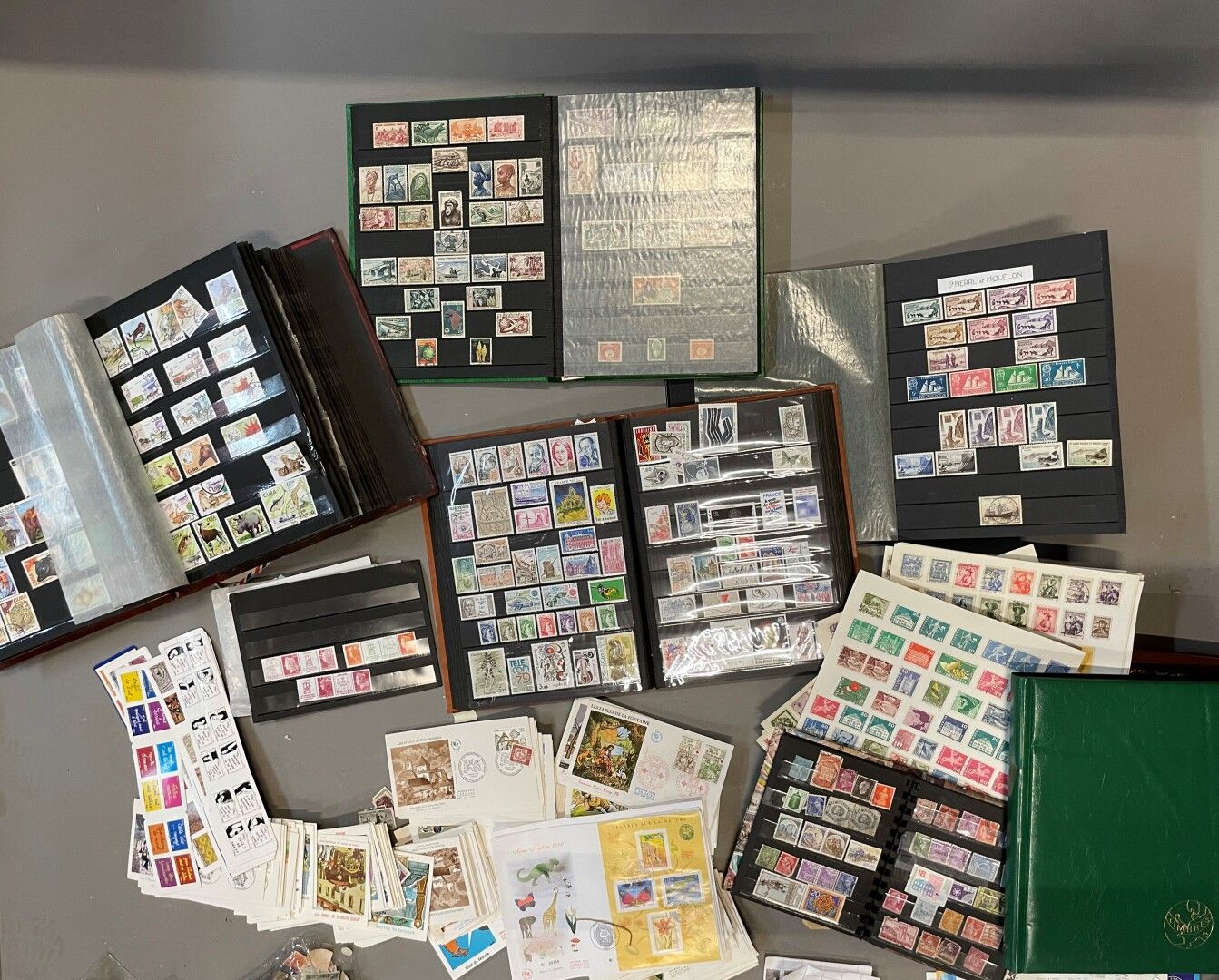 Null 一箱邮票：许多未取消的面额，首日封，集邮册，大宗。