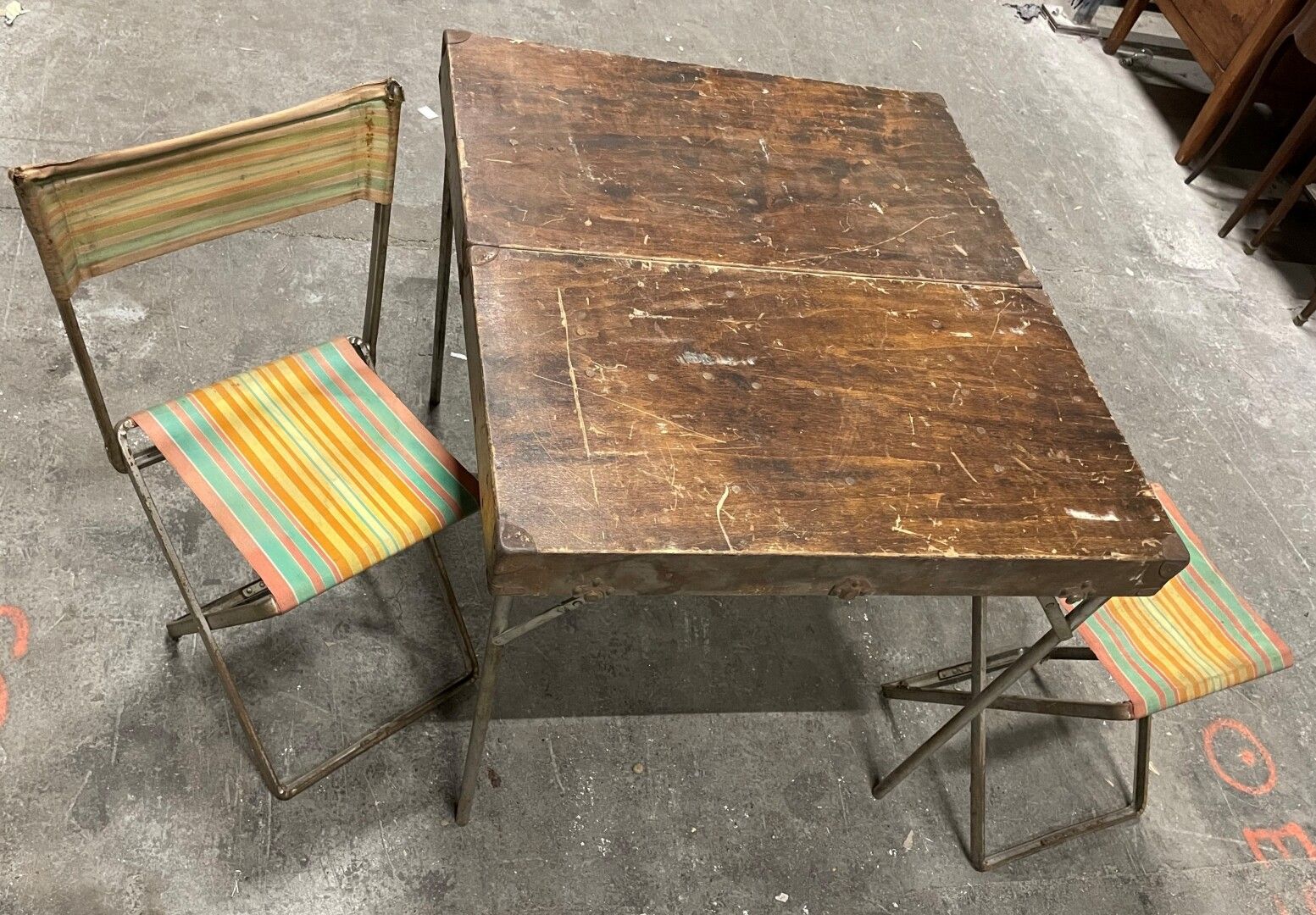 Null Maleta de picnic de madera con una mesa, una silla y un taburete de metal y&hellip;