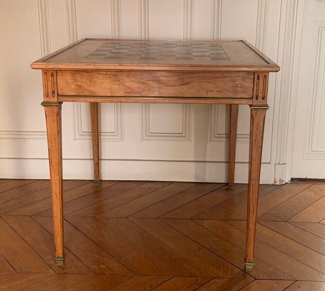 Null Table à jeu en bois cérusé reposant sur des pieds gaines à bagues de bronze&hellip;