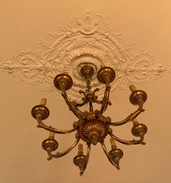 Null A gilt bronze chandelier with eight arms of light decorated with foliage.

&hellip;