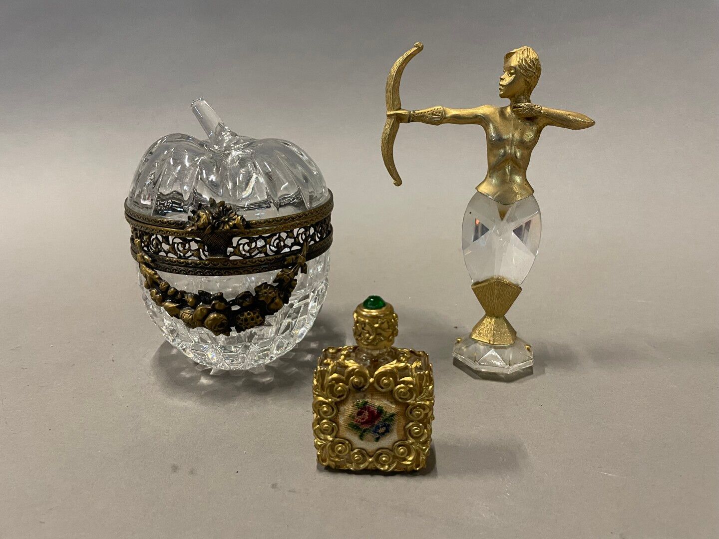 Null 很多展示品:

苹果形的水晶盒，镶嵌着镀金和凹凸不平的青铜（14厘米）。

镶嵌在鎏金金属网中的香水瓶（6.5厘米）

水晶和鎏金金属拱门（15厘米）