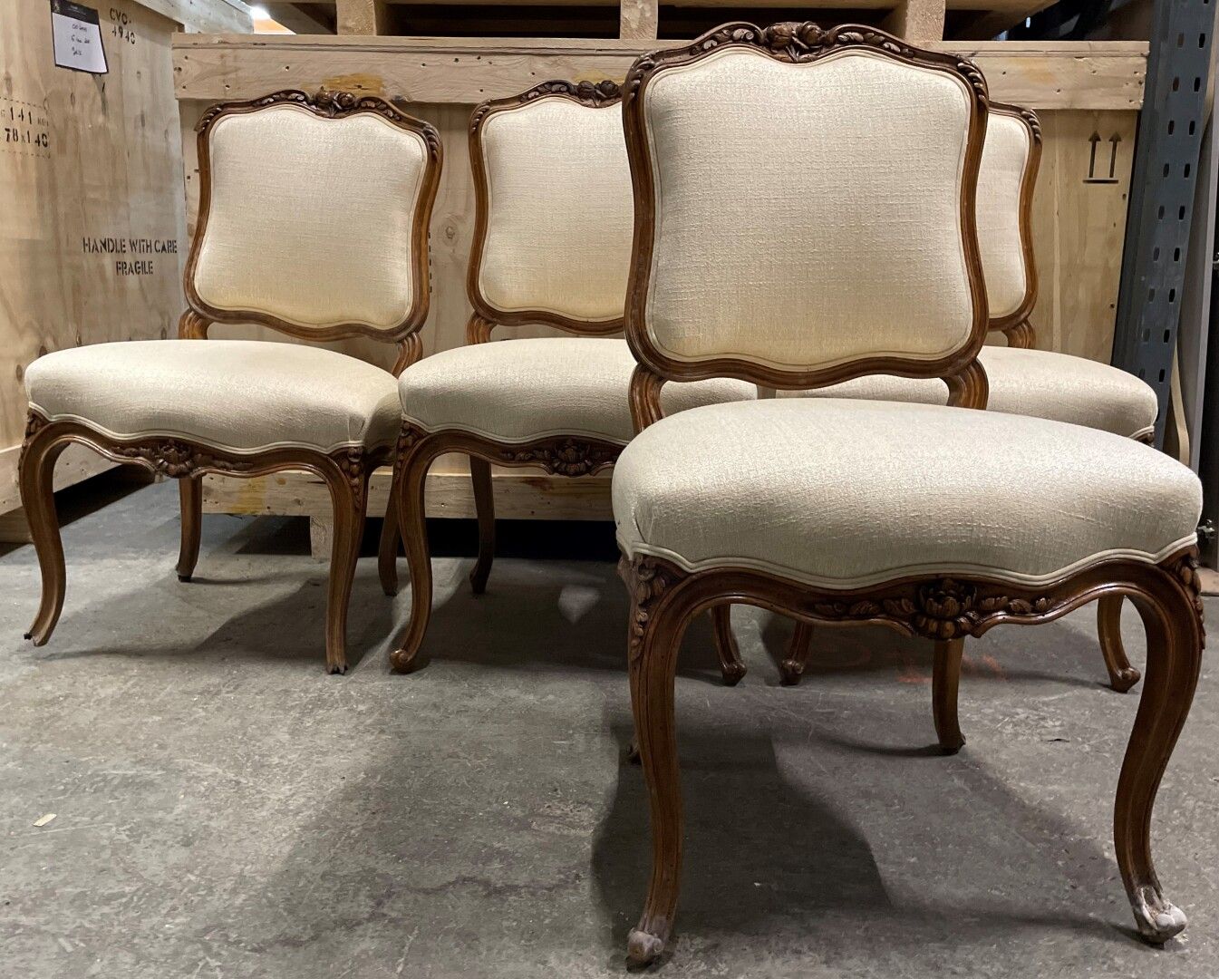 Null Suite de quatre chaises en bois mouluré et sculpté de fleurettes, à dossier&hellip;