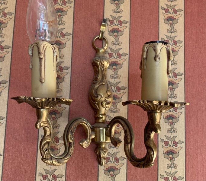 Null Deux appliques en bronze doré à deux bras de lumière.

Style Louis XV.

H. &hellip;