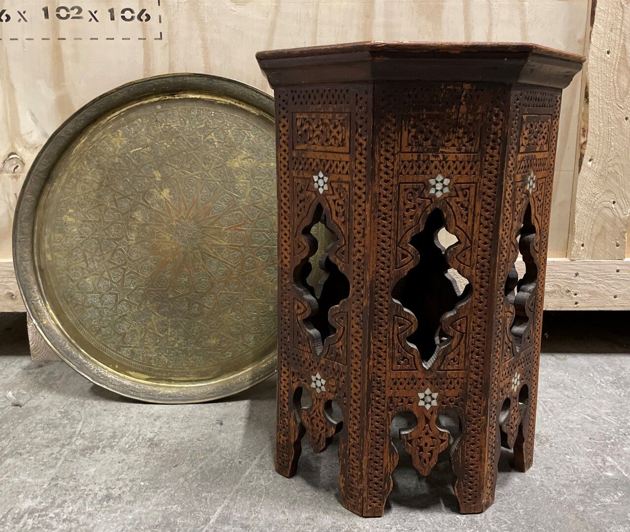 Null 小八角桌，有几何形的镂空装饰，并镶嵌着珍珠母。

北非的工作

50 x 36,50 cm

磨损的

一个接头。

印花和雕刻装饰的铜托盘

直径：&hellip;