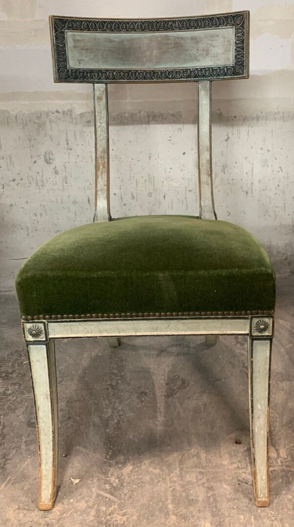 Null 灰色漆面木椅，背部有带子，椅腿为马刀形。

意大利风格。

H.92厘米 - 宽47厘米 - 深43厘米