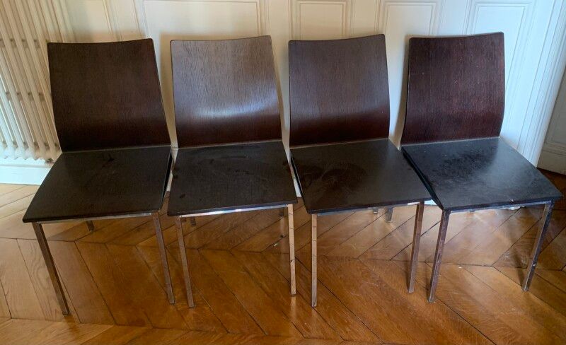 Null Vier Stühle aus gebeiztem Holz mit Metallgestell.

Zeitgenössische Arbeit.
&hellip;