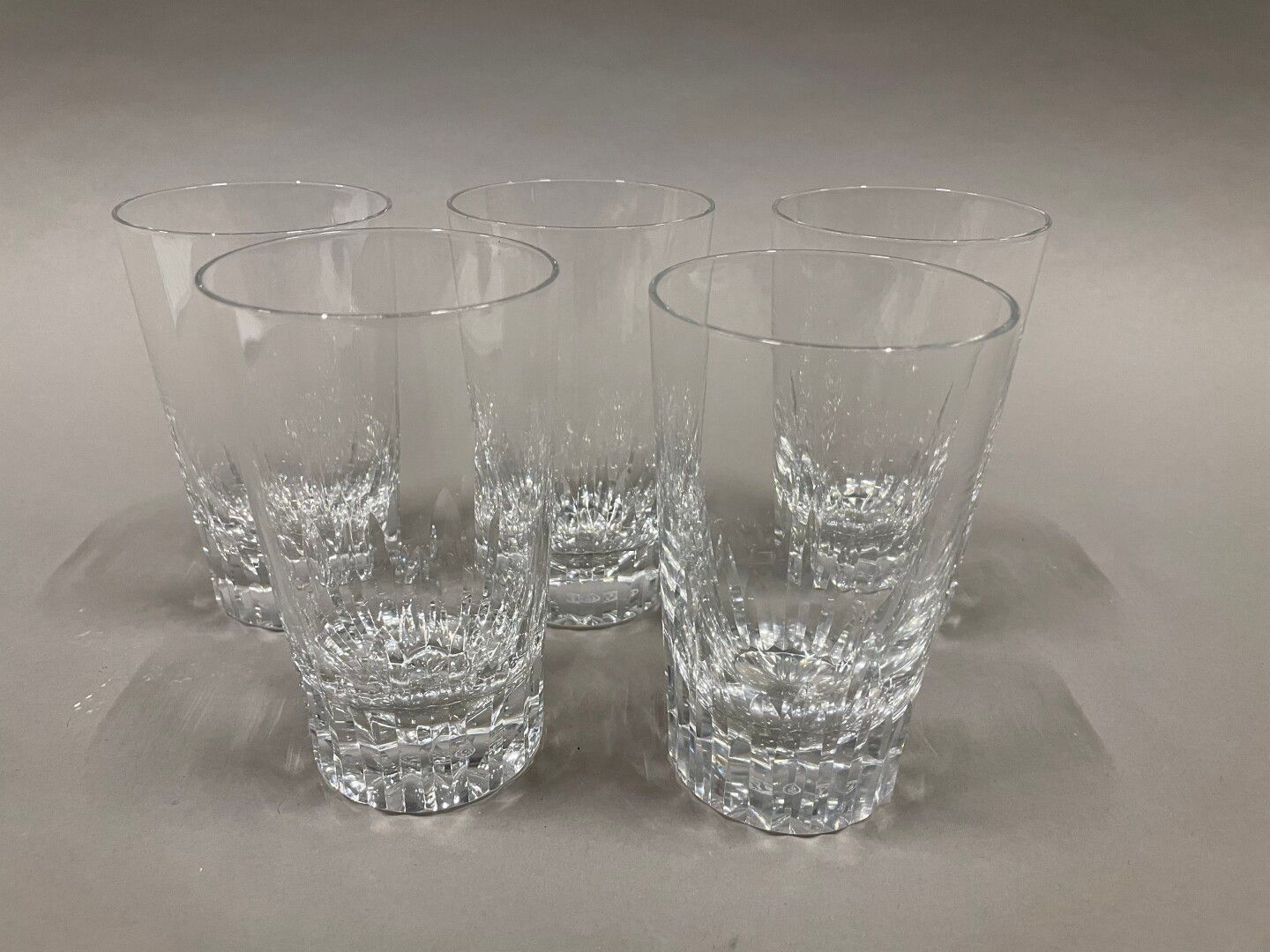Null BACCARAT

Cinq verres à orangeade en cristal taillé

H : 12,5 cm