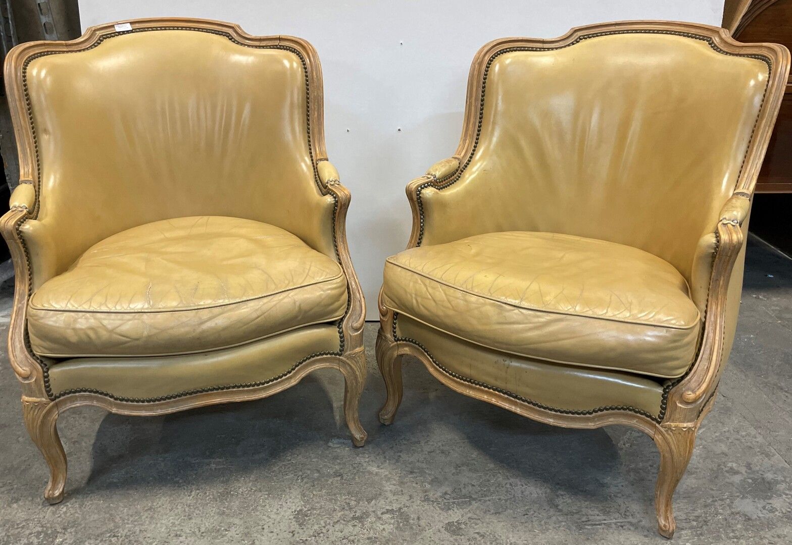 Null Pair of bergères in natural wood with mouldings. 

Louis XV style. 

91 x 6&hellip;