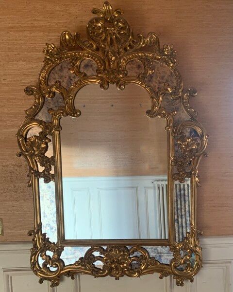 Null Gran espejo de madera tallada y dorada con conchas y follaje.

Estilo Luis &hellip;