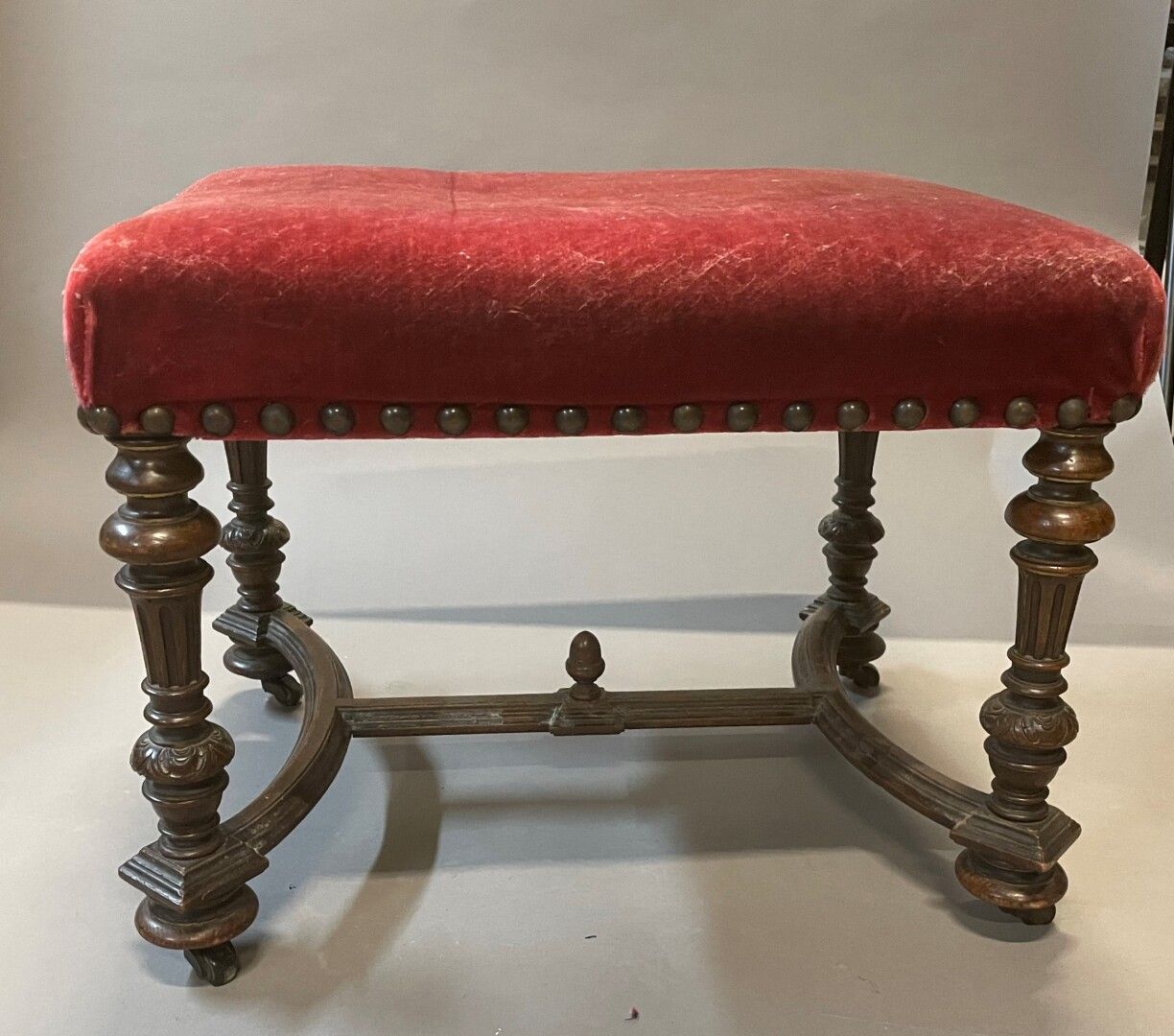 Null 凳子有成型和雕刻的木腿，轮子，座位上有红色的天鹅绒装饰。

44 x 60 x 48厘米